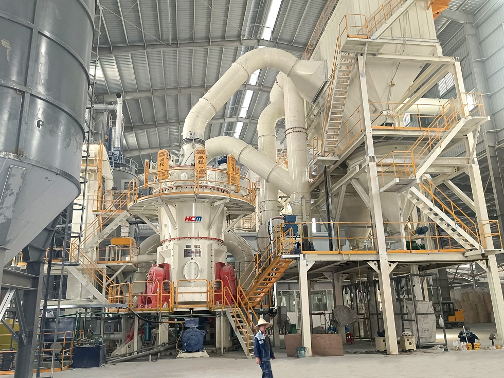 The HLMX1800 HCM ultra-fine grinding mill produces calcium carbonate powder at a rate of 25 tons per hour